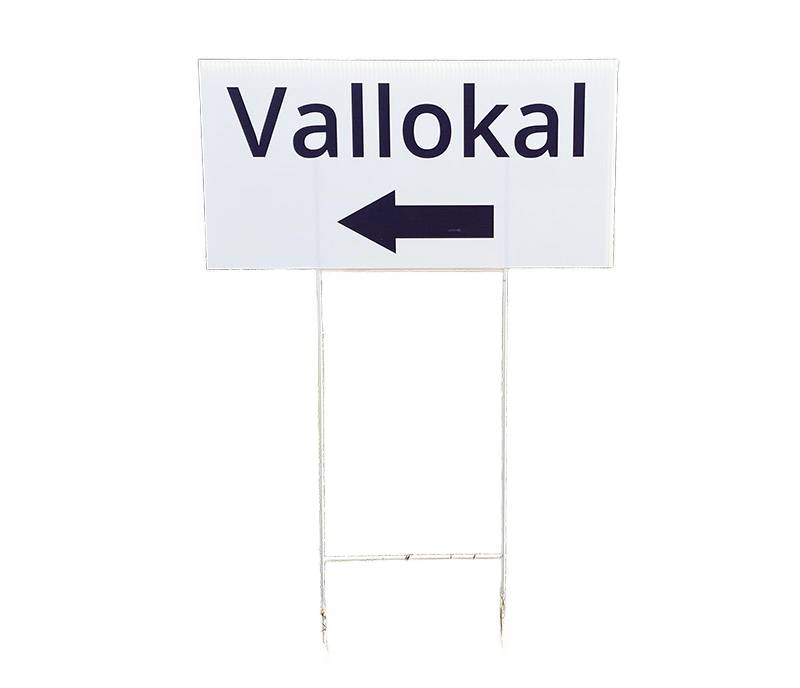 Skylt med pil "Vallokal" (mäklarskylt)