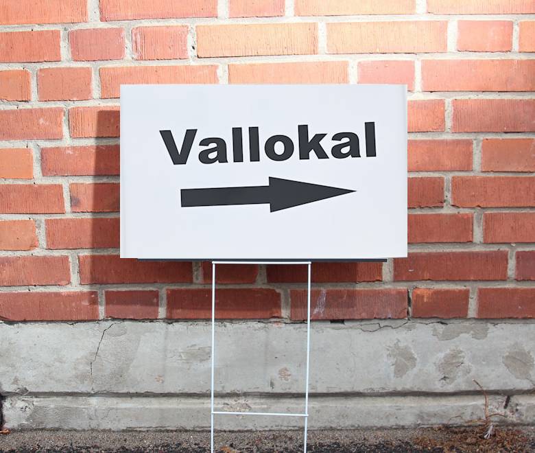 Skylt med pil "Vallokal" (mäklarskylt)